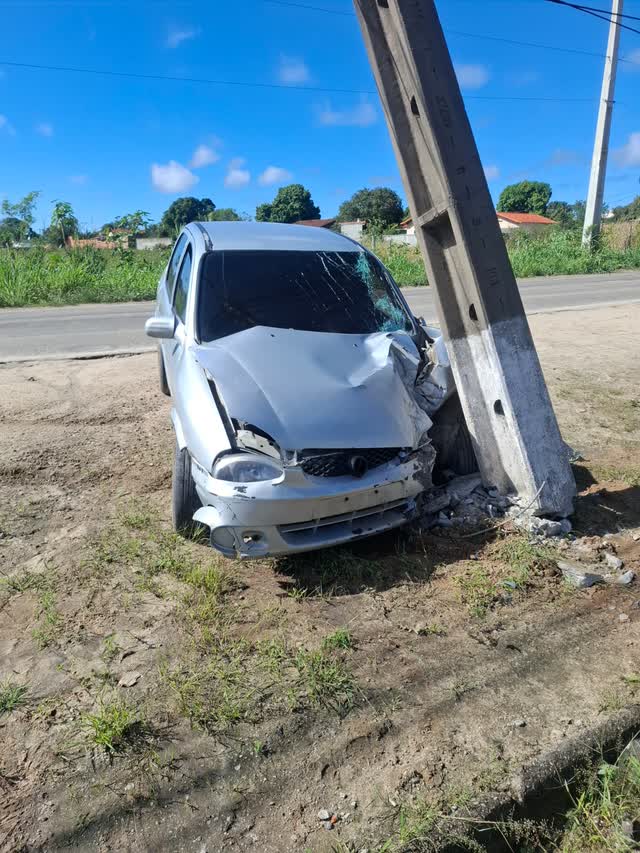 Hatch prata com a frente destruída após colidir em um poste, aguardando remoção