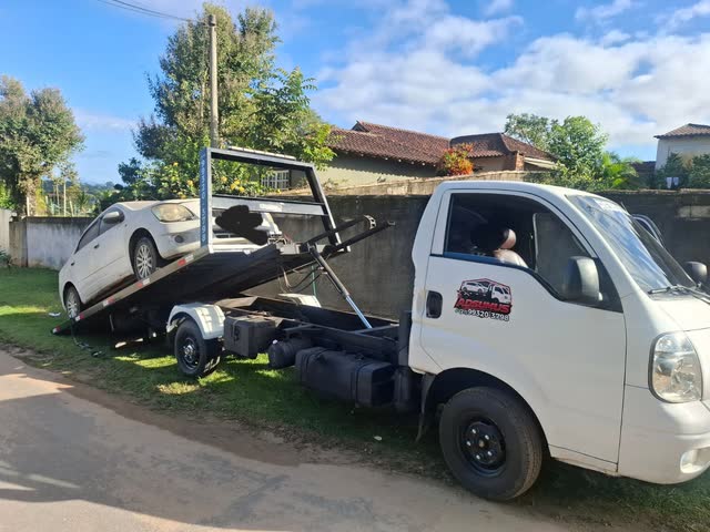 Carro de passeio sendo içado para a plataforma inclinada do caminhão da Adsumus