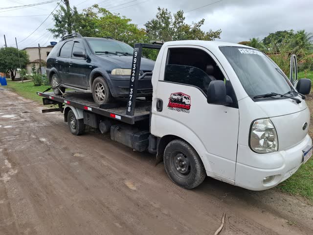 Fusca antigo em bom estado transportado na plataforma da Adsumus