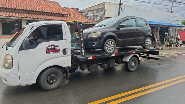 Carro de passeio preto carregado na plataforma da Adsumus em rua da Região dos Lagos