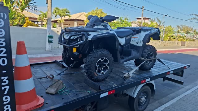 Quadriciclo Can-Am Outlander preso na plataforma do reboque da Adsumus