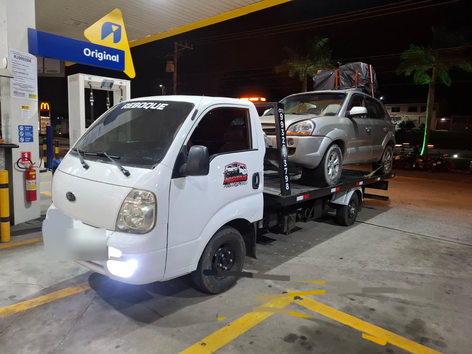 Caminhão-prancha da Adsumus com um SUV na plataforma durante atendimento noturno em um posto da Região dos Lagos